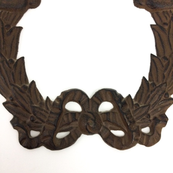 Cast iron rusty brown cherub angel wreath wall decor 9.25” x 8.5” - Picture 3 of 4
